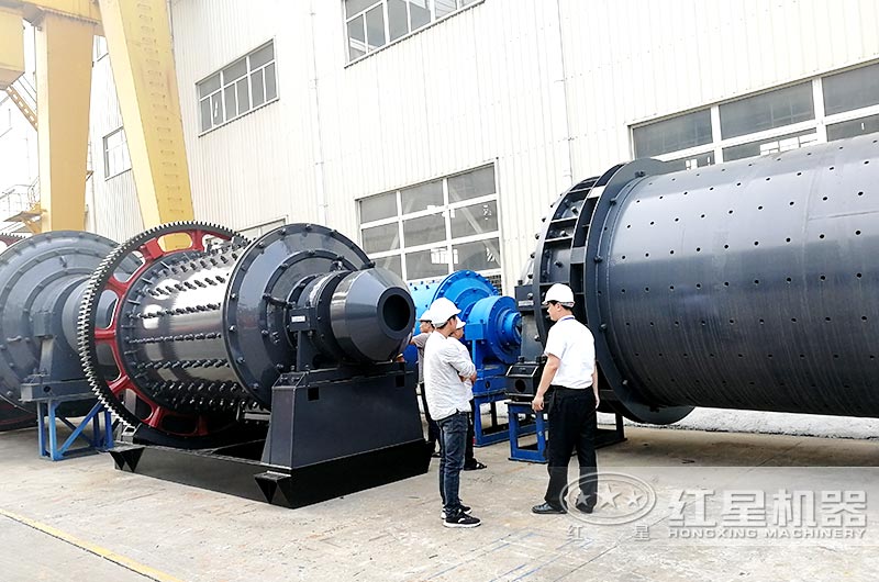 客戶參觀紅星機(jī)器小型球磨機(jī)