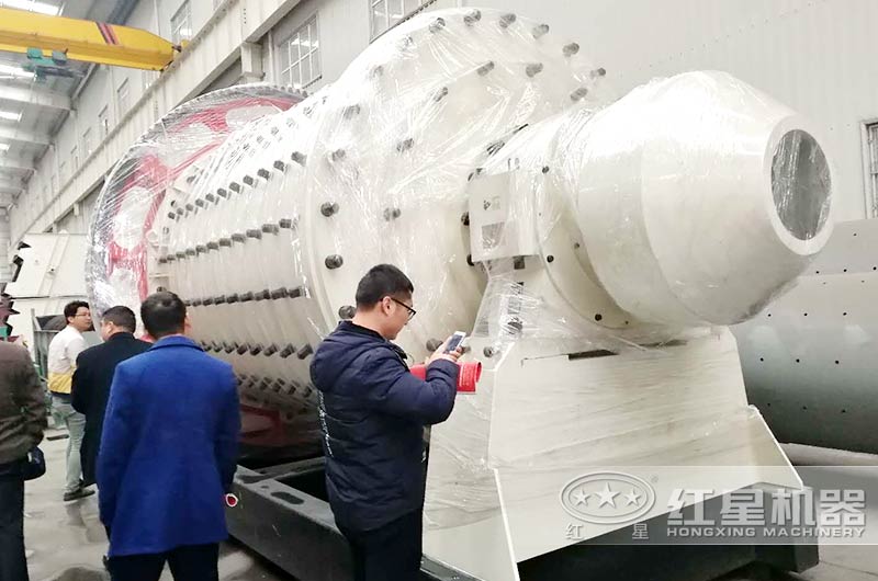 用戶參觀紅星機(jī)器球磨機(jī)個(gè)棒磨機(jī)車(chē)間